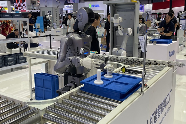 娣卞湷鑰佺墝鐢靛瓙鍘傦紝绛句笅4.8浜挎満鍣ㄤ汉澶у崟锛�